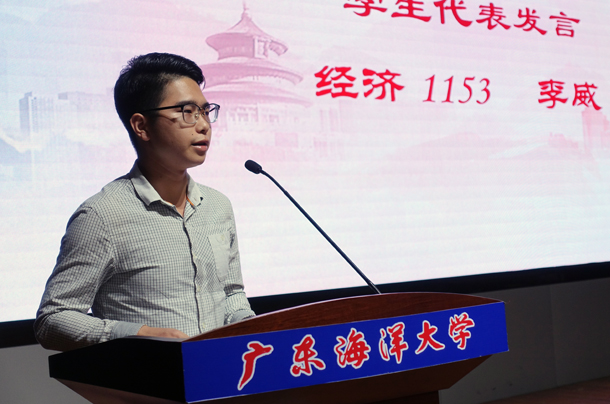 12、易班干部毕业生代表李威发言.JPG